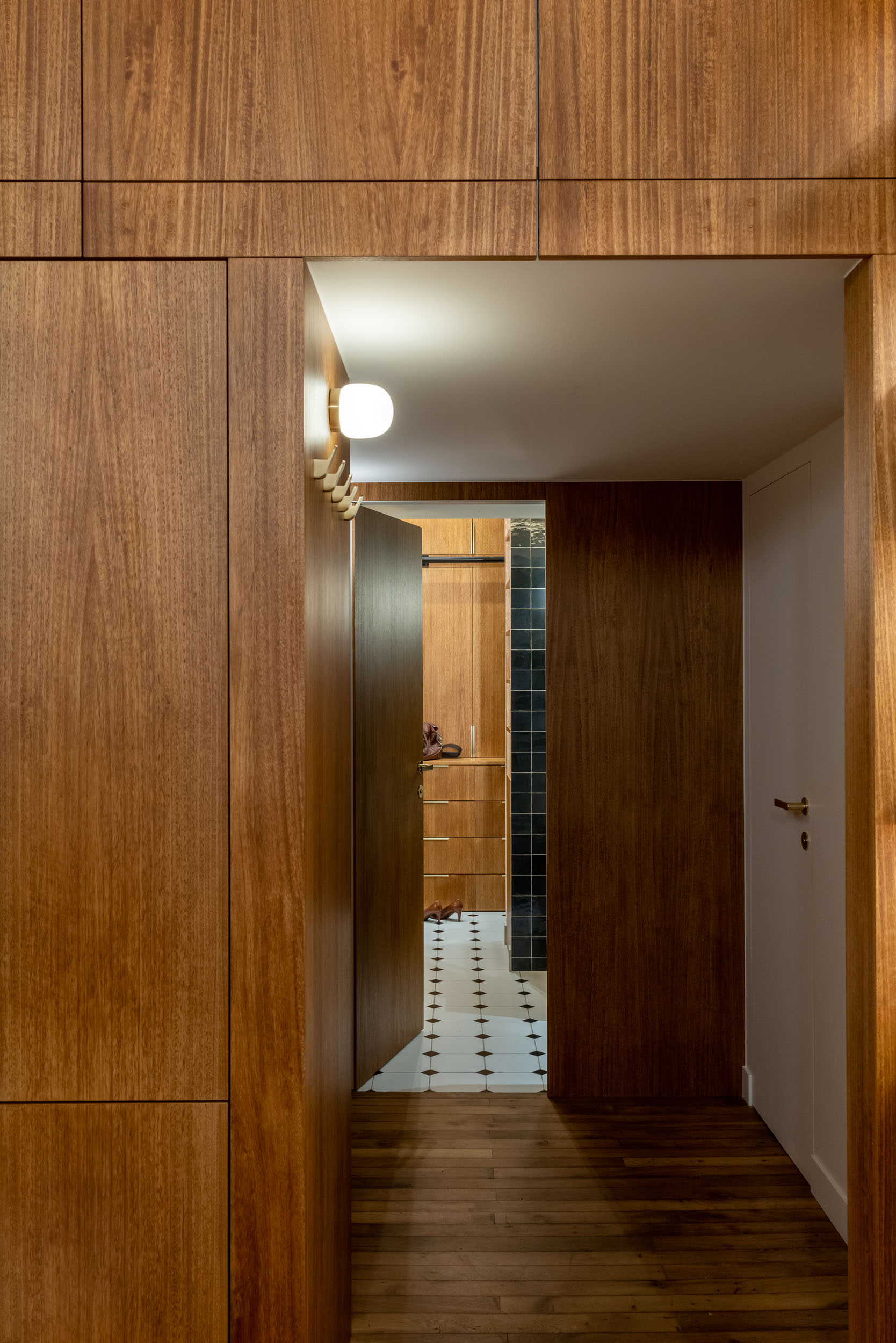 Couloir habille de bois avec vues vers la salle d'eau