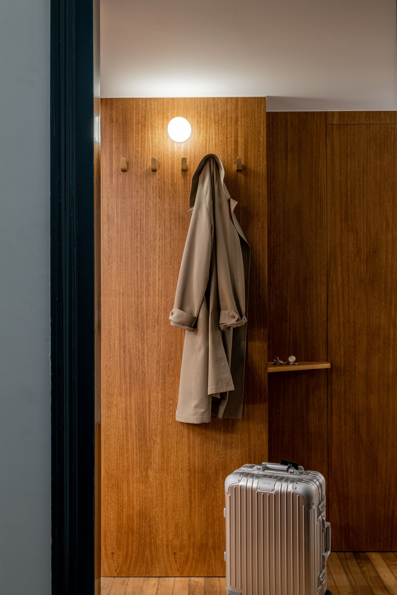 Entree en bois avec patere lumineuse et valise