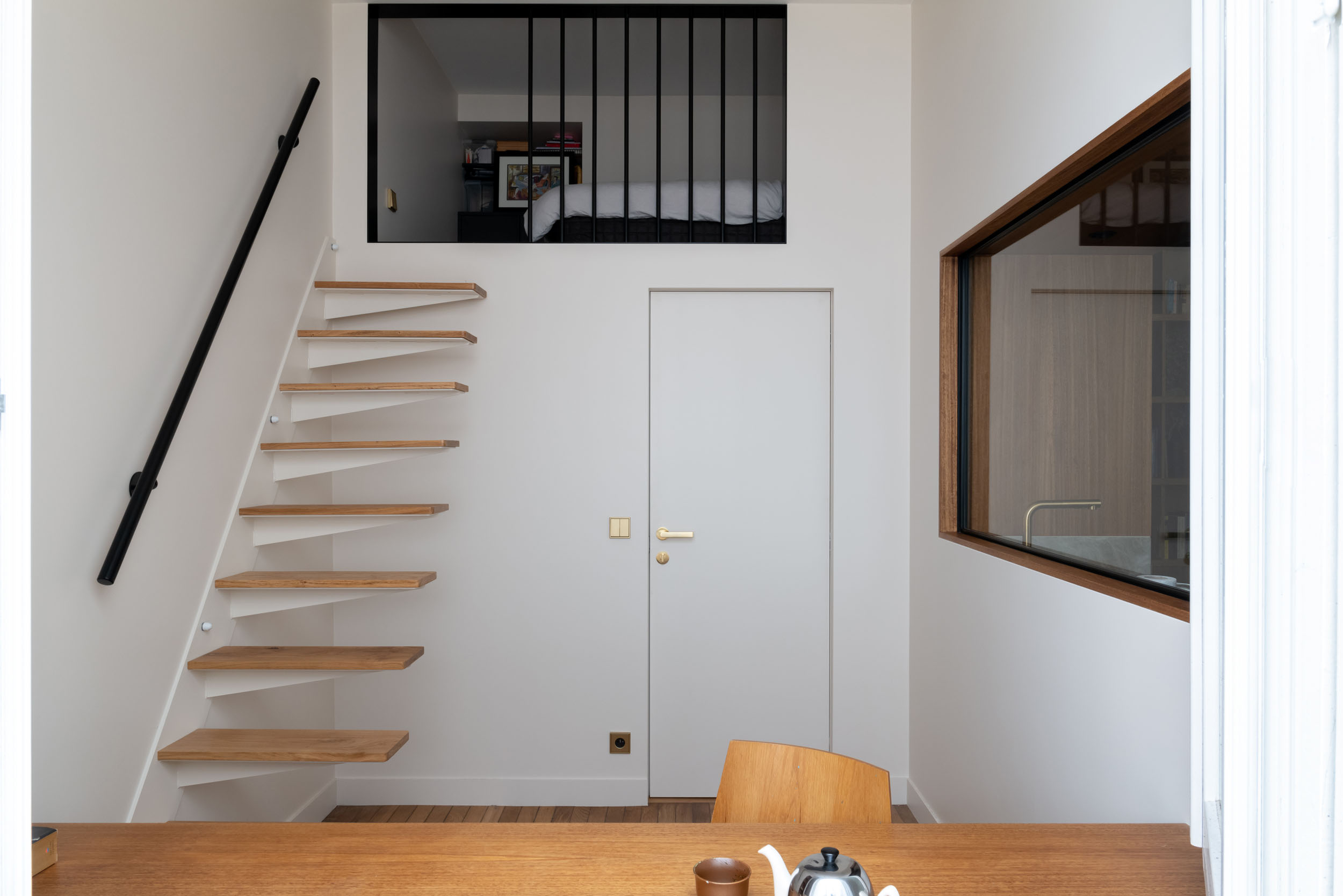 Escalier compact et mezzanine avec fenetre interieure