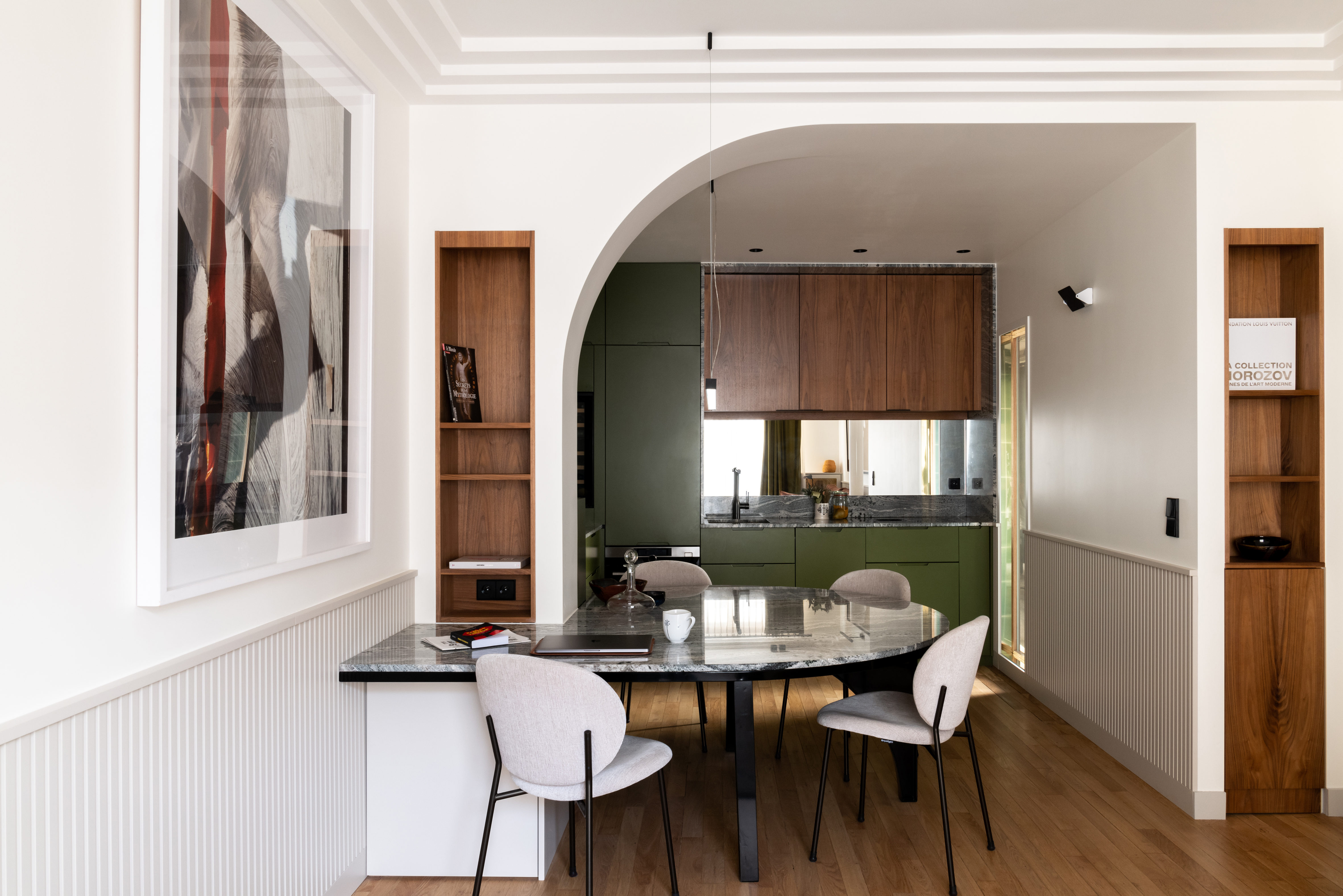 Appartement lumineux avec arche, bois, marbre et cuisine vert olive