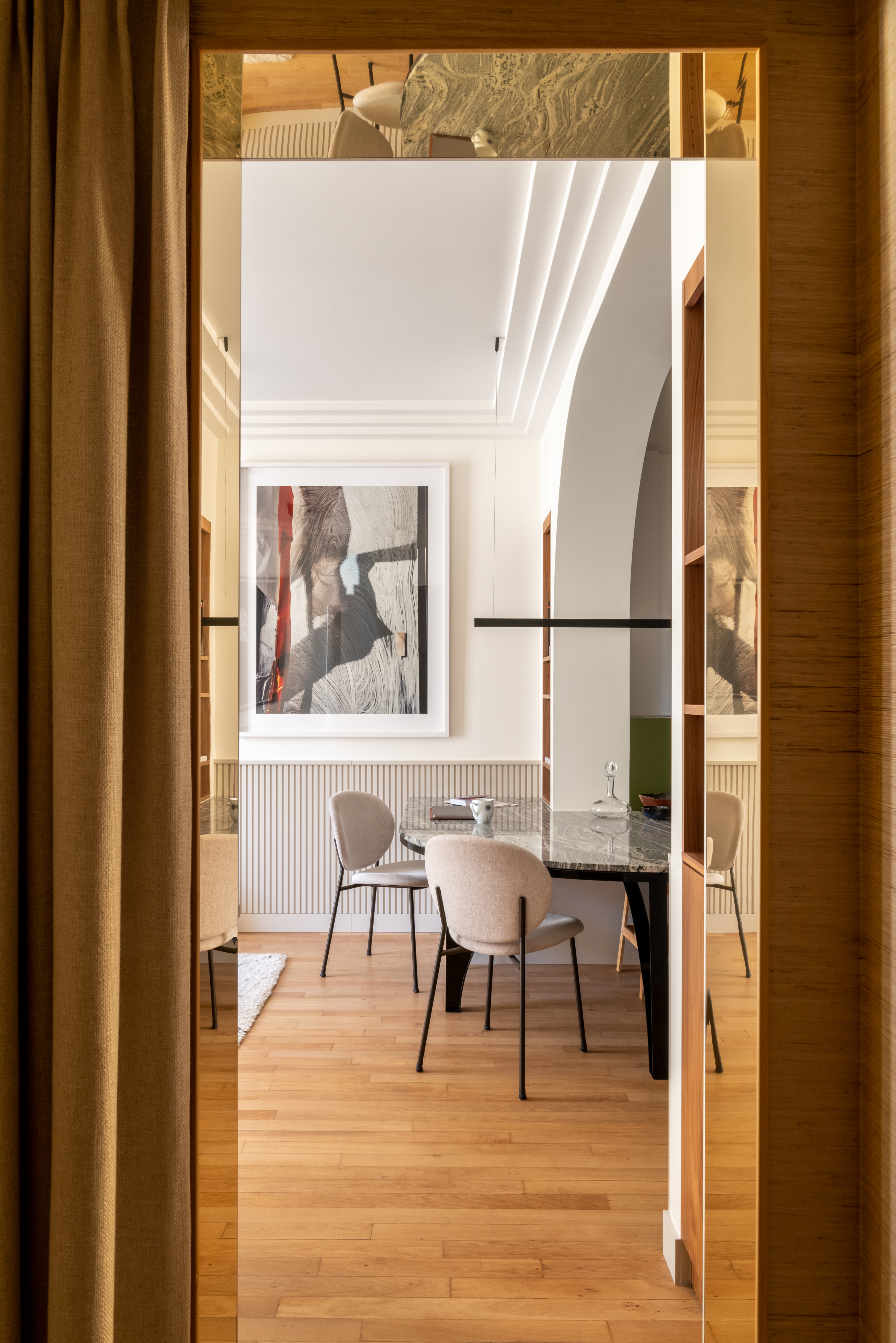 Vue encadr&eacute;e vers la salle &agrave; manger depuis un passage bois&eacute;